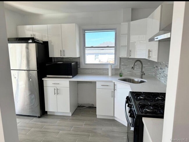 Building Photo - 15-15 209th St Unit 3