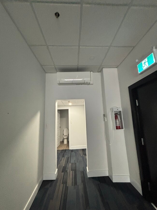 Photo - UPDATED COMMERCIAL UNIT - LOCATED DOWNTOWN SARNIA Unité 2