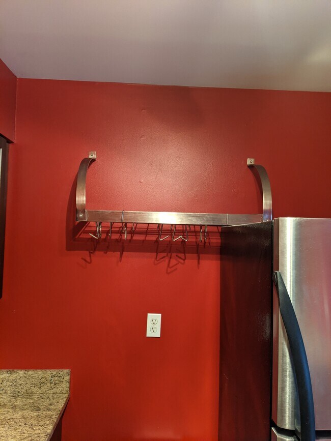 Pot rack and cookbook storage - 4477 B St SE Unidad 104