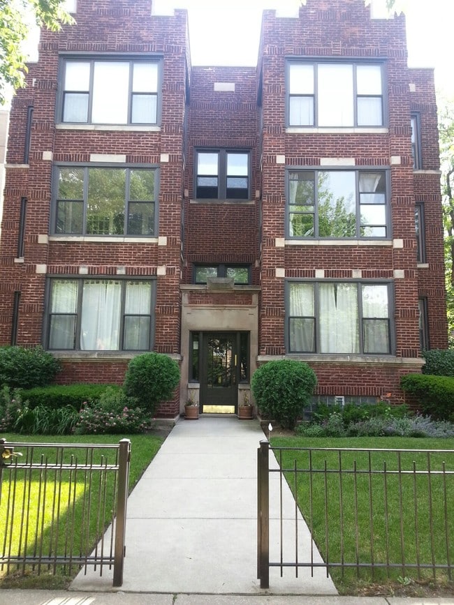 Front of Building - 1316 W Sunnyside Ave Unit S7