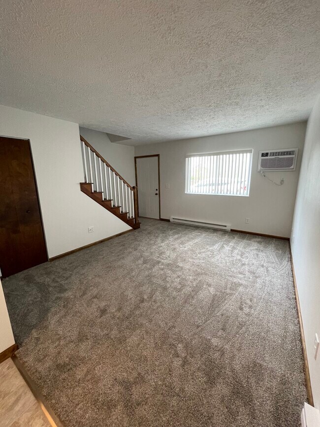 Photo - 2227 Seaman St