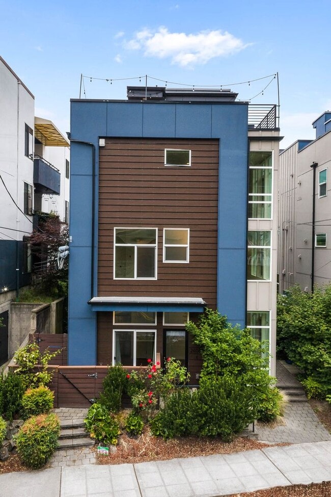 Building Photo - 2BR + Den Townhouse with Rooftop Deck