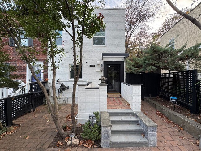 Photo - Stylish 3 Bed 1 Bath Townhome With A Fence...