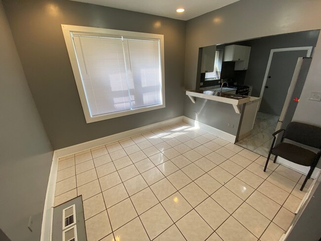 1628 N McVicker Ave Unit 1
