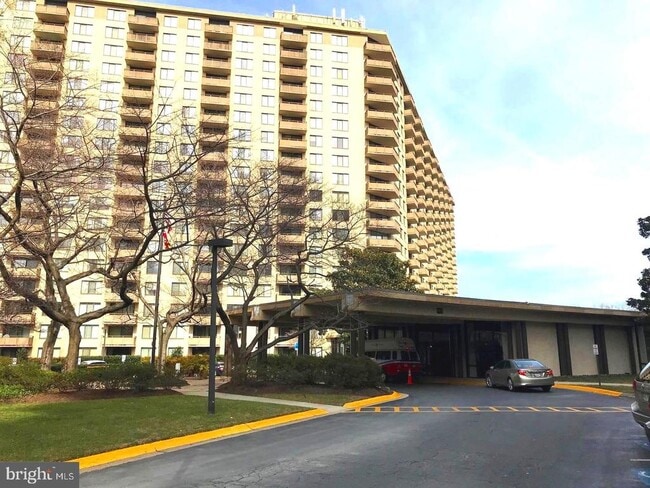 Building Photo - 5225 Pooks Hill Rd Unit 1512N Rental