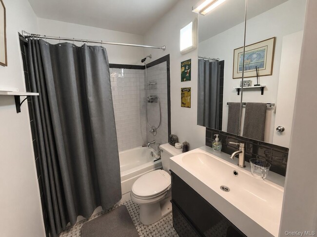 Photo - 25-40-40 Shore Blvd Unit 14T