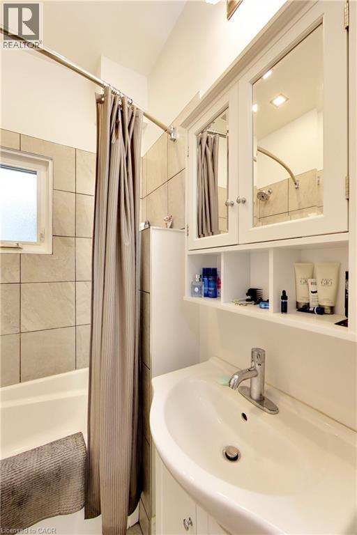 Photo - 122 Forsyth St N