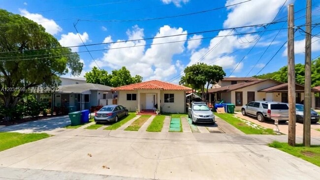 Building Photo - 3431 SW 14th St Unit 3433