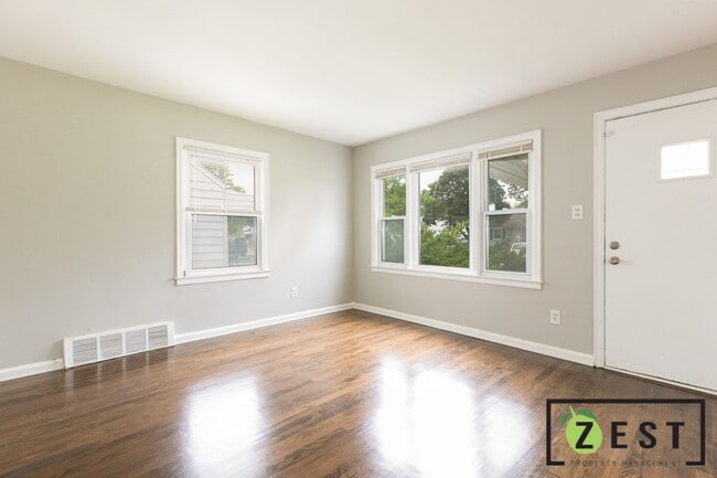 Photo - 19366 Woodside St