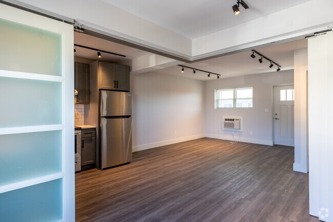 2nd Floor 1BR - 1BA - 600SF