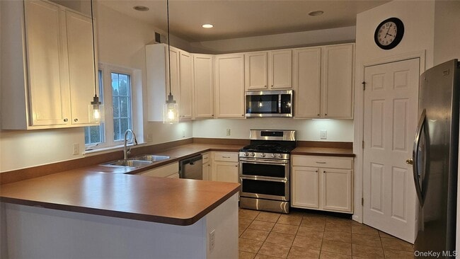 2719 Colonial Dr
