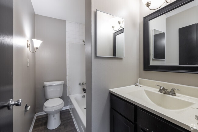 1BR, 1BA - 575SF - Batroom