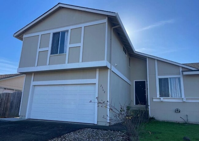 Building Photo - Spacious 3 Bed/2 Bath Duplex~ PG&E & Water... Rental