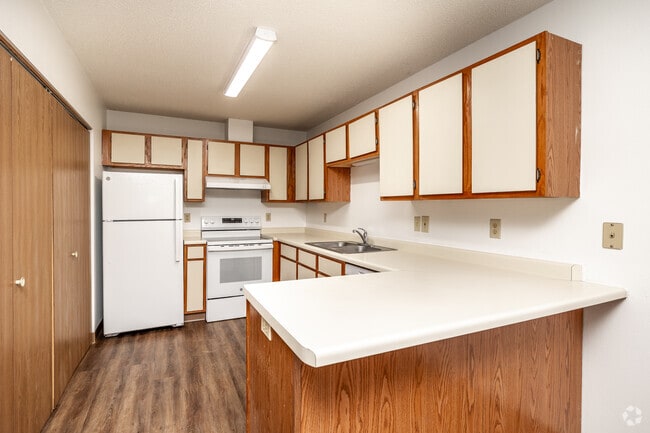 2BR, 1BA - 960 SF - Kitchen - The Meadows