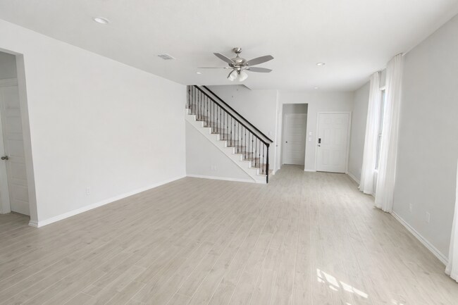 Photo - 1902 Iris Rd