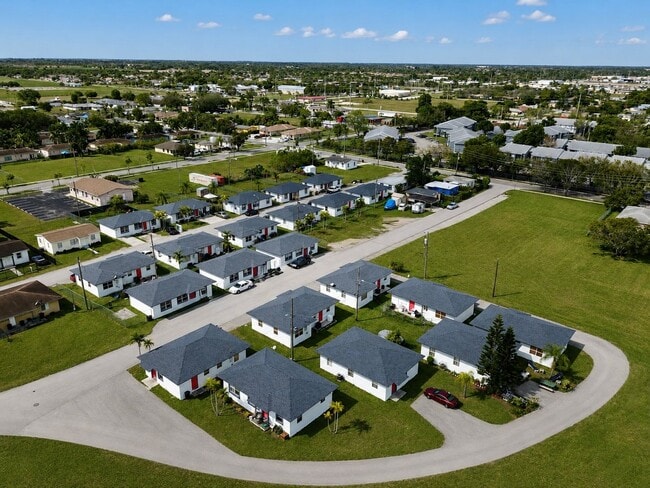 Building Photo - Three Bedroom Single Family Home with Private Fenced Yard and Driveway