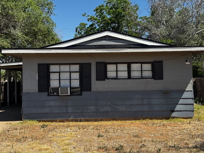 Photo - "Charming 3-Bed Oasis with Spacious Living in Prime Lubbock Location!"