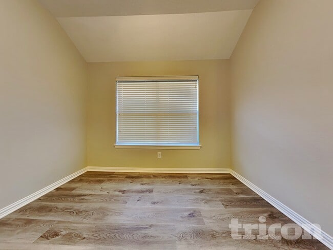 Photo - 2413 Castle Creek Dr