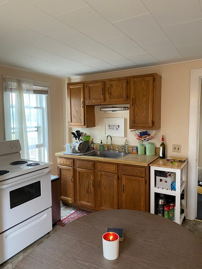 Kitchen - 85 Court St Unit B