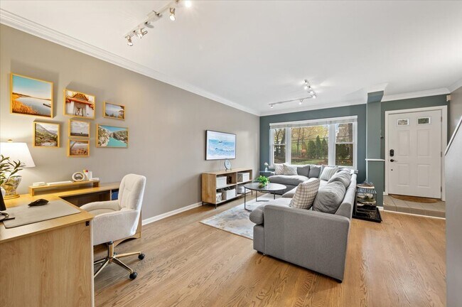 Photo - 1214 W School St