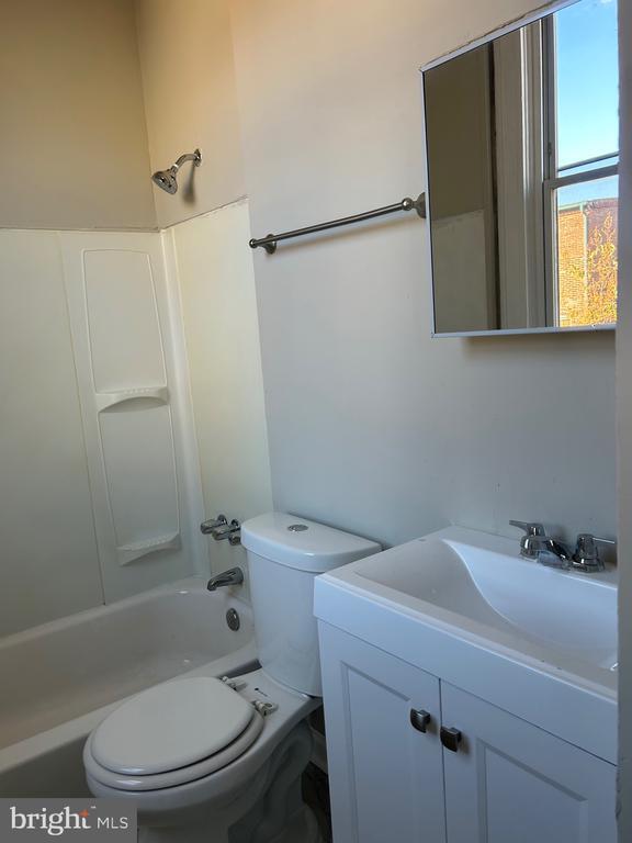 Photo - 1415 W Baltimore St Unidad 3