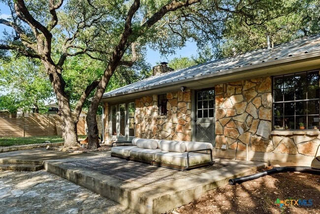 Photo - 202 Leveritts Loop