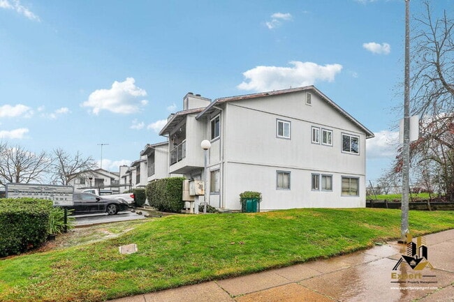 Building Photo - 6412 Benning St Unit Apt 5