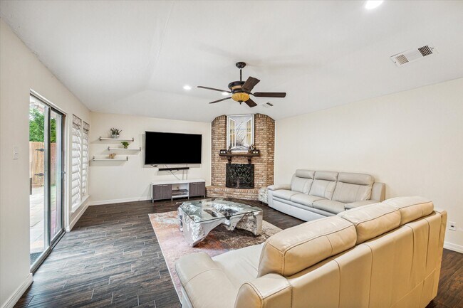 Photo - 910 Coachlight Dr