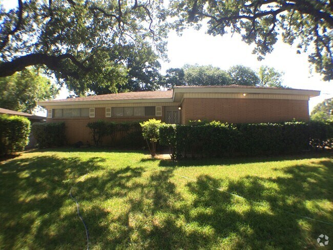 Building Photo - Charismatic 3 Bed 2 Bath Home!