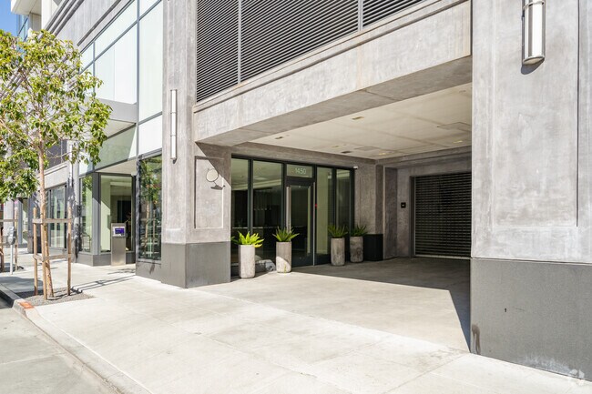 Entrada - 1450 Franklin St