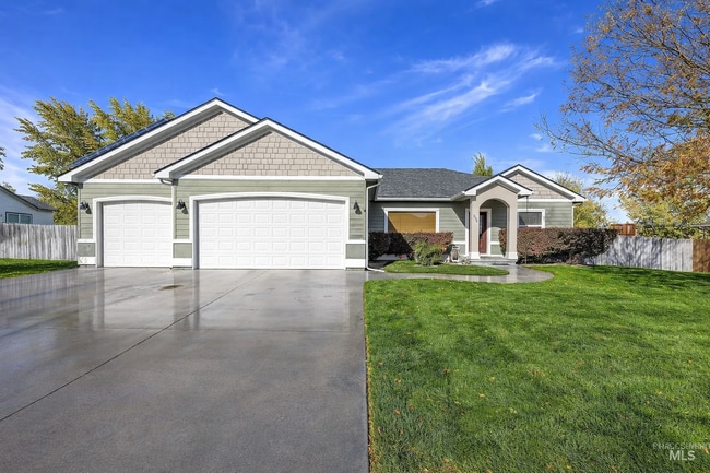 Photo - 220 NE Greystone Loop