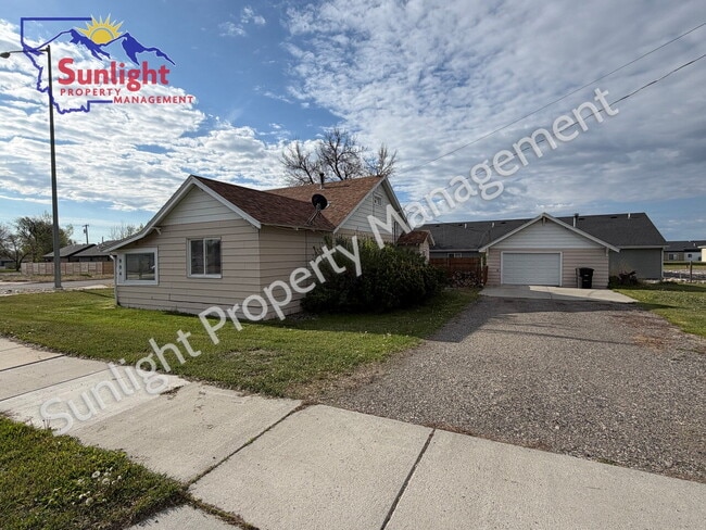 Building Photo - 2 Bed, 1 Bath Home with Detached Garage, Fenced Yard, and Built-In Storage