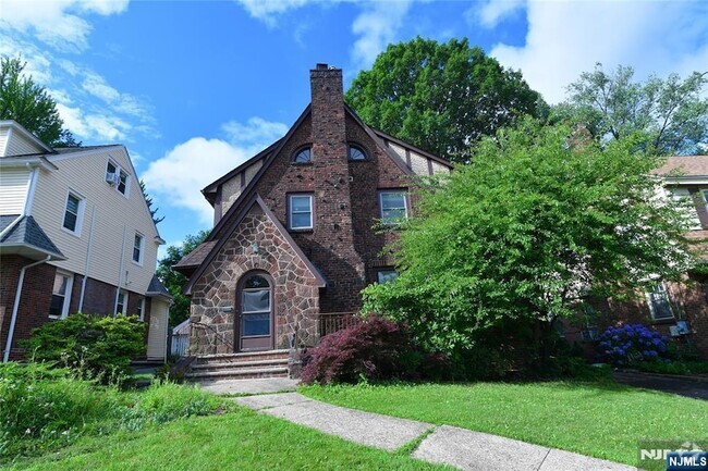 Building Photo - 328 Demott Ave Rental
