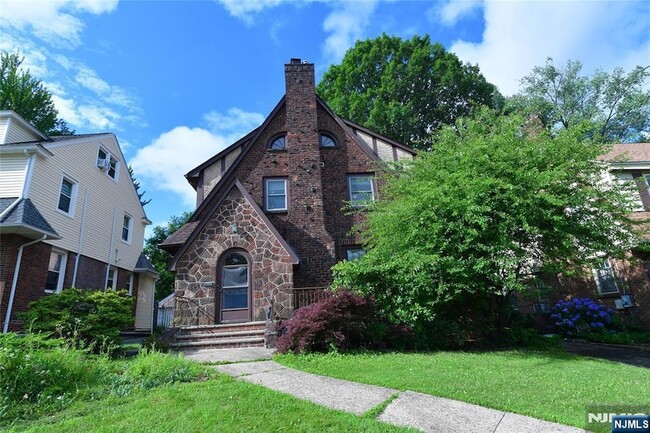 Building Photo - 328 Demott Ave Rental