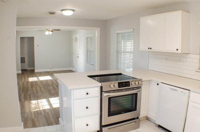 Photo - 105 E Waring St