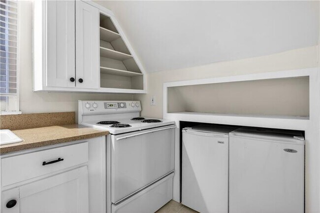 Photo - 613 Pelham Rd NE
