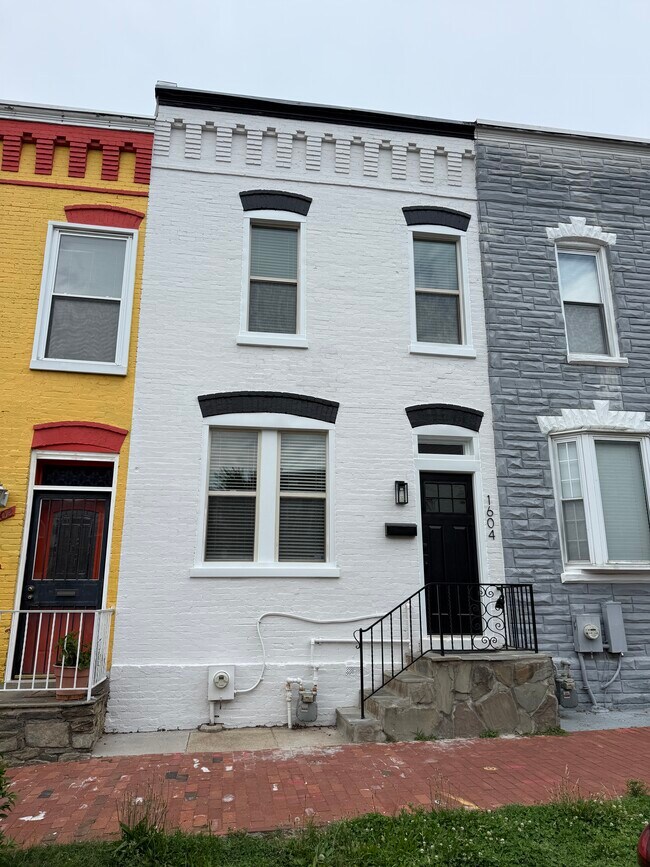 Photo - 1604 Levis St NE House