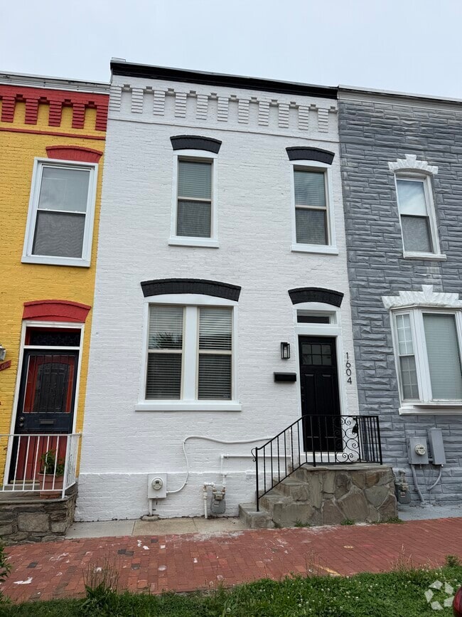 Building Photo - 1604 Levis St NE Rental