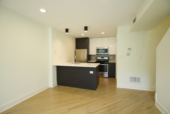 Building Photo - 935 W Grace St Unit A05C Rental