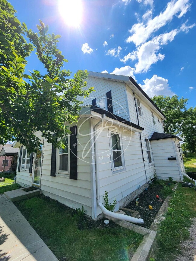 Photo - Updated West Toledo Upper unit! 2 Bedroom – Water Included! Unit Upper