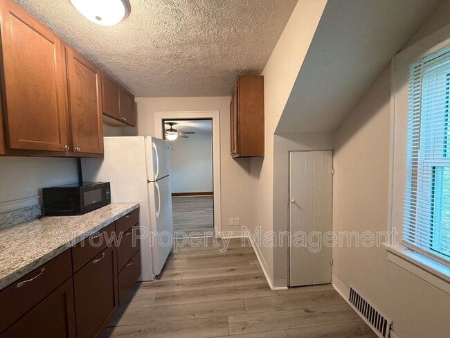 Building Photo - 3304 S 40th St Unit 4