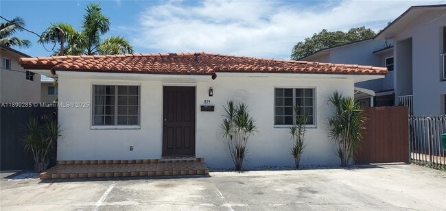 Building Photo - 819 NW 22nd Pl Unit 819
