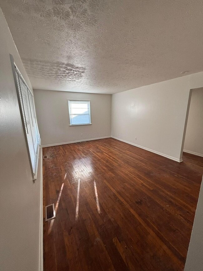 Photo - 1573 Courtright Rd