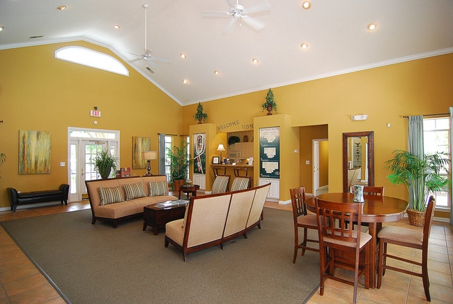 Leasing Office & Clubhouse - Huntington Place