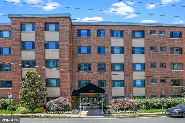Building Photo - Welcome to this lovely and spacious fully remodeled 1 bedroom, 1 bath condo at The Cavendish Unit 314