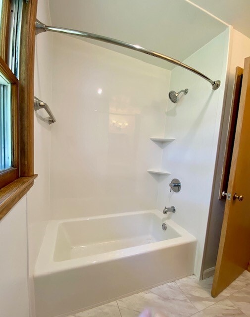 Ducha - 310 Eugenia Ave