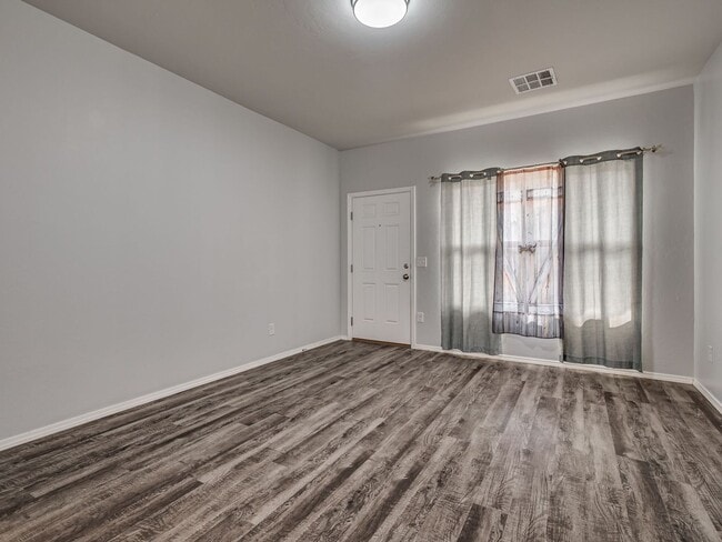 Photo - 3 Bedroom home for rent in Noble!