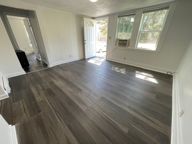 Photo - 2 bedroom bungalow in convenient Hillsboro...