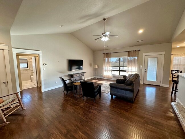 Photo - 405 Woodlawn Dr