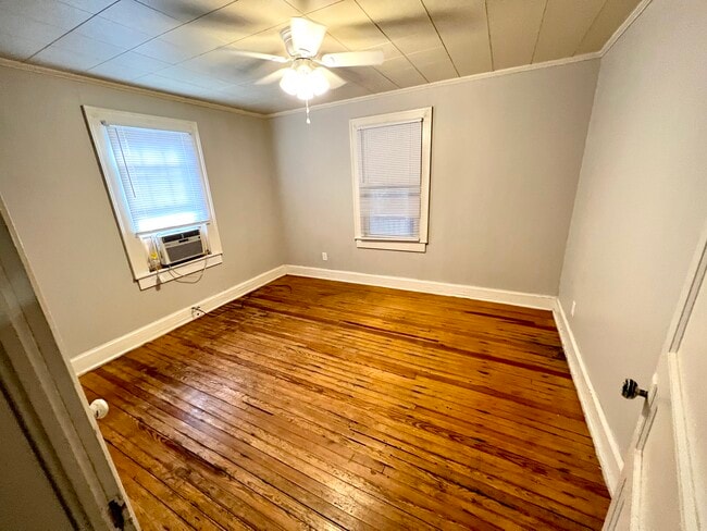 Dormitorio trasero - 806 E 9th St